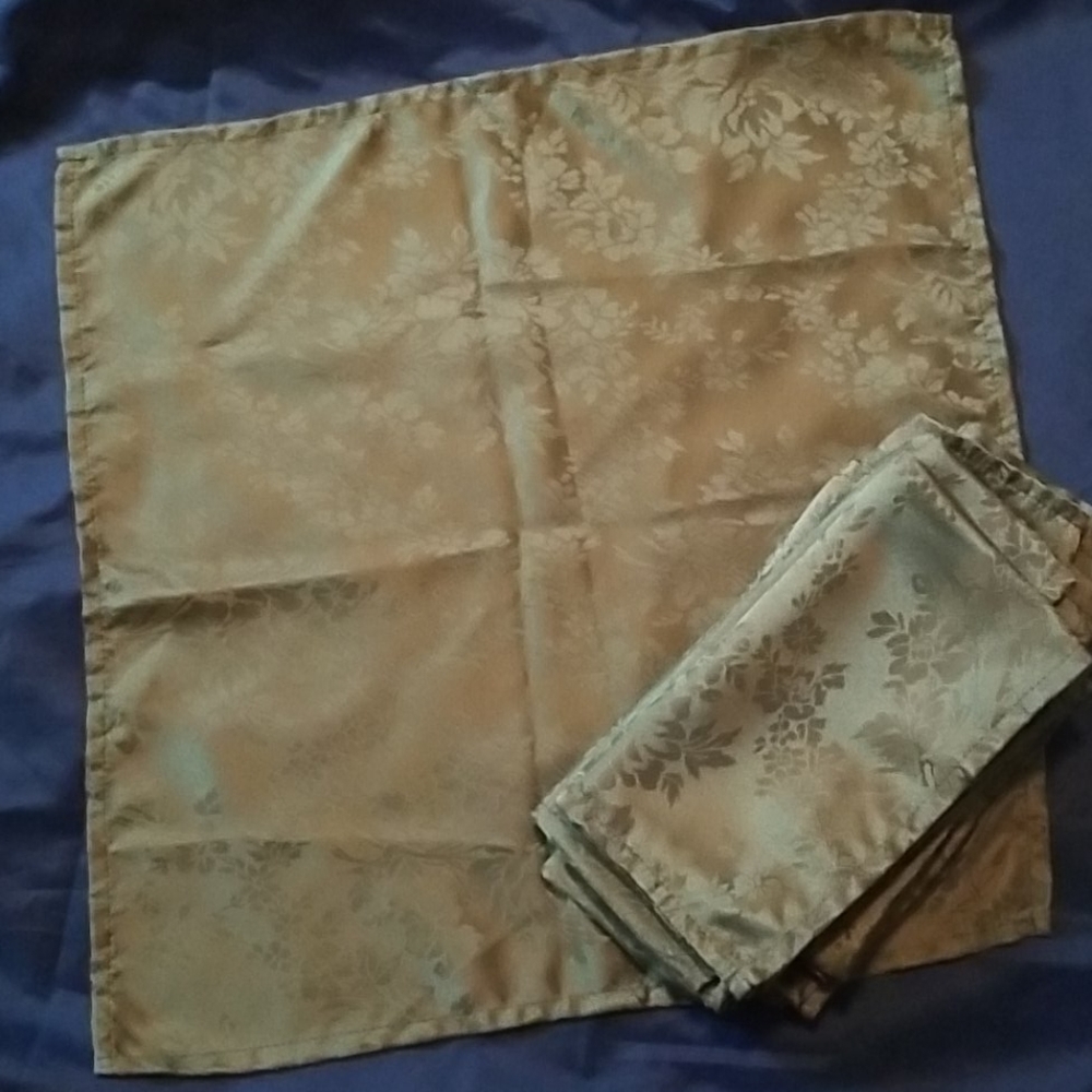 Set of 8 silk-like emerald green table napkins